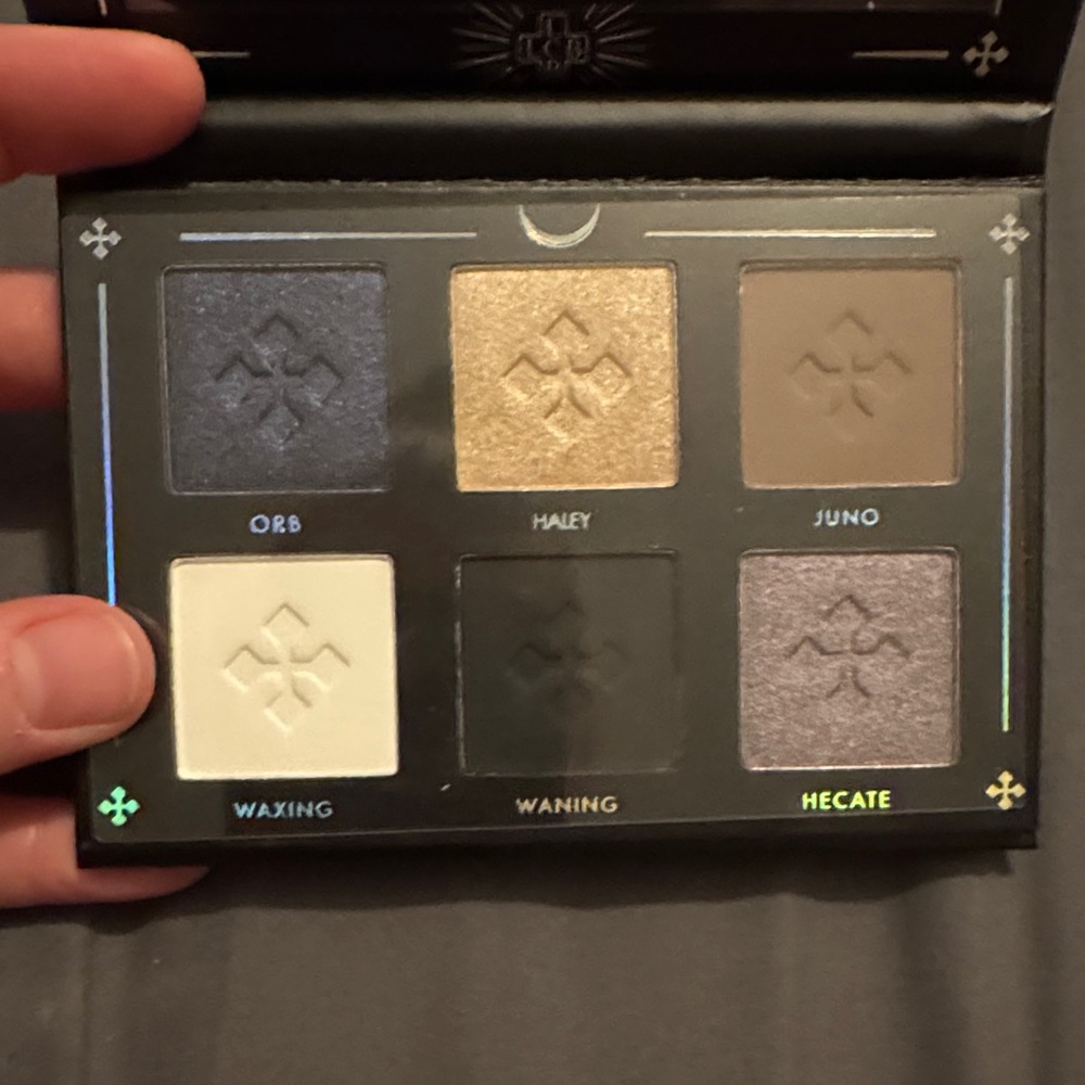 Lovecraft Beauty Eyeshadow Palette - Silver and Black - Picture 2 of 3